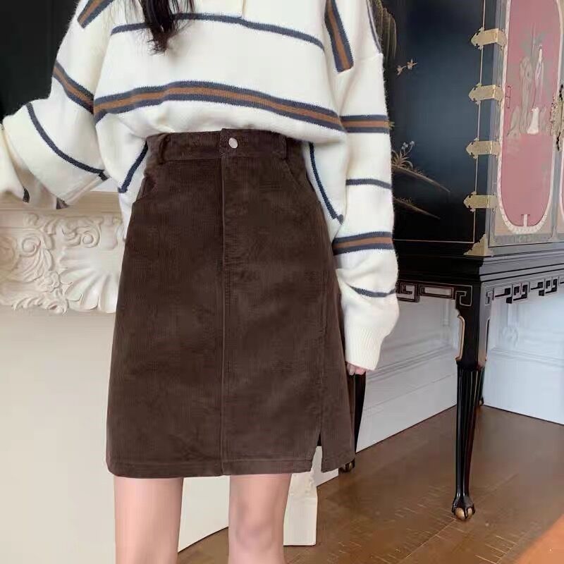 复古灯芯绒中裙女秋冬遮胯a字半身裙大码咖色侧开叉胖mm包臂短裙