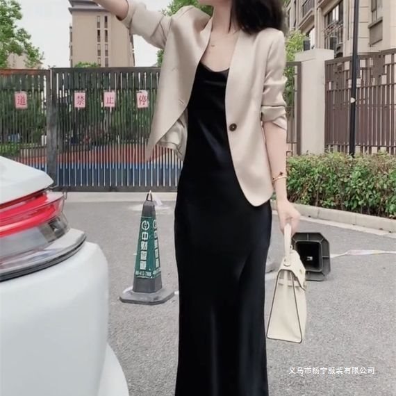 时尚套装女秋季新款长袖西装外套开衫西服吊带裙子两件套
