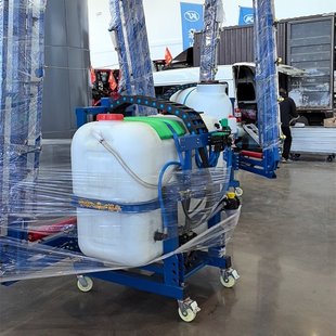 滚塑一次成型犊牛岛牛劲夹隔栏门围栏加热恒温饮水槽