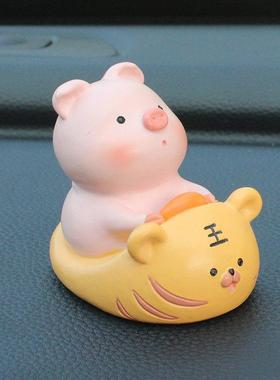 创意小猪骑老虎摆件可爱卡通猫咪鸭子汽车车内用品装饰车载中控台