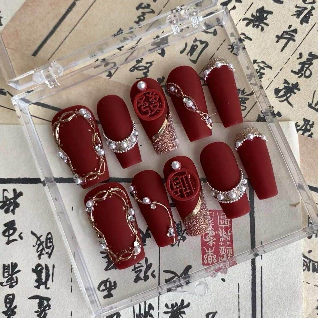 红色穿戴甲中国红色中式过年穿戴发财磨砂美甲