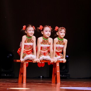 姥姥门前唱大戏演出服元旦喜庆妞妞看戏舞蹈服小看戏道具凳子板凳