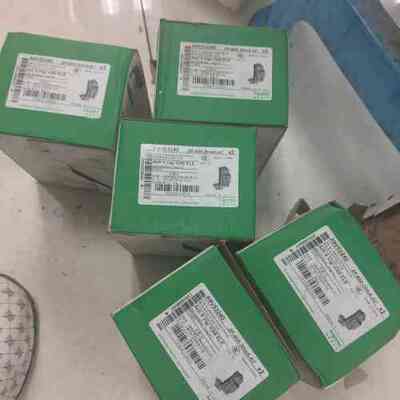 施耐德脱扣A9V53240有6盒一盒2个一个35元一盒咨询维修