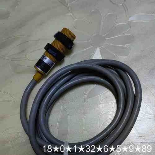 光电开关E3F-R2C4 。