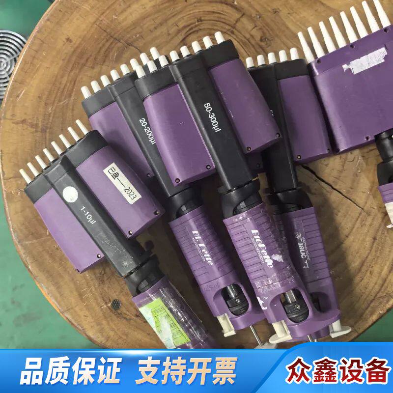 出这款紫色手动移液器来自Labnet品牌，拥8个独立通道 - 实物图