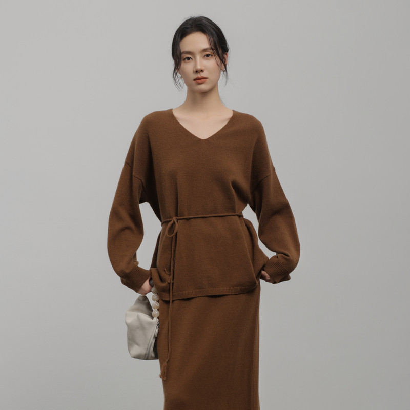 AIRIQI毛衫冬季新款v领羊毛通勤保暖套头腰带款毛衣女AH44MS400