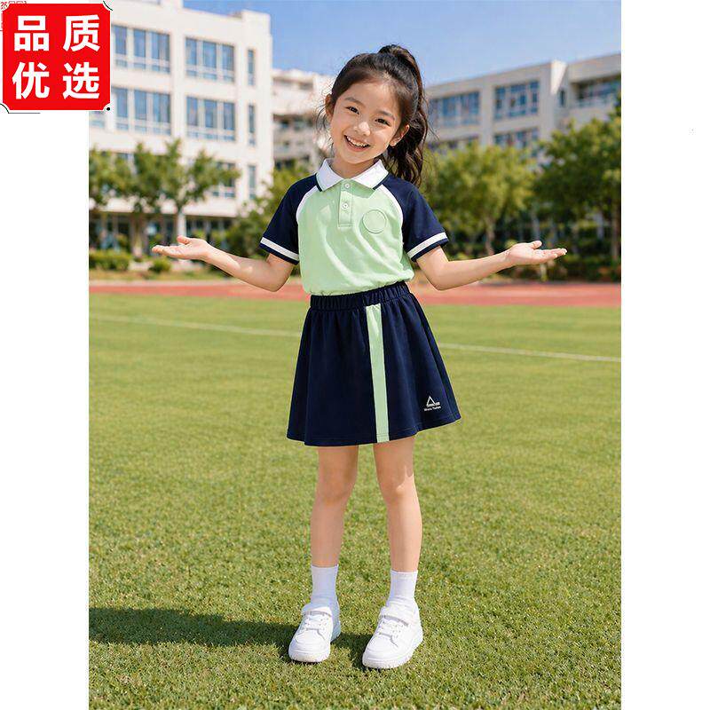 辽宁鞍山市小学校服学生