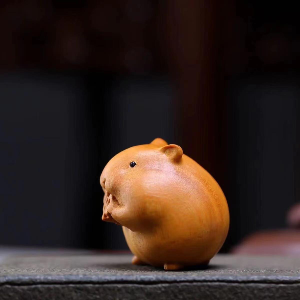 黄金檀木木雕崖柏手把件可爱吃货仓鼠摆件茶台生肖工艺品