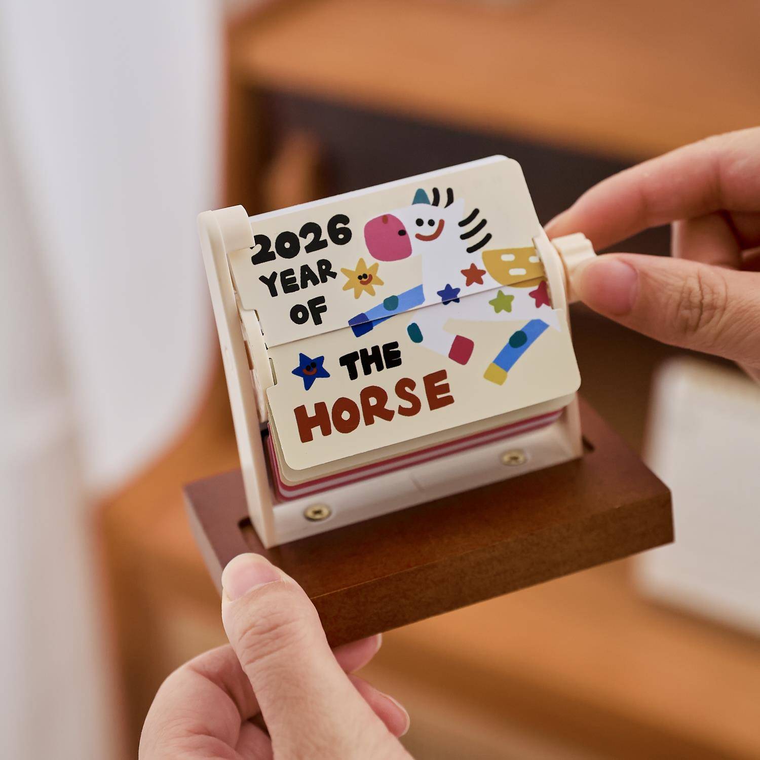 2026年涂鸦机械翻页日历高级感实木手摇可爱插画桌面摆件台历礼物