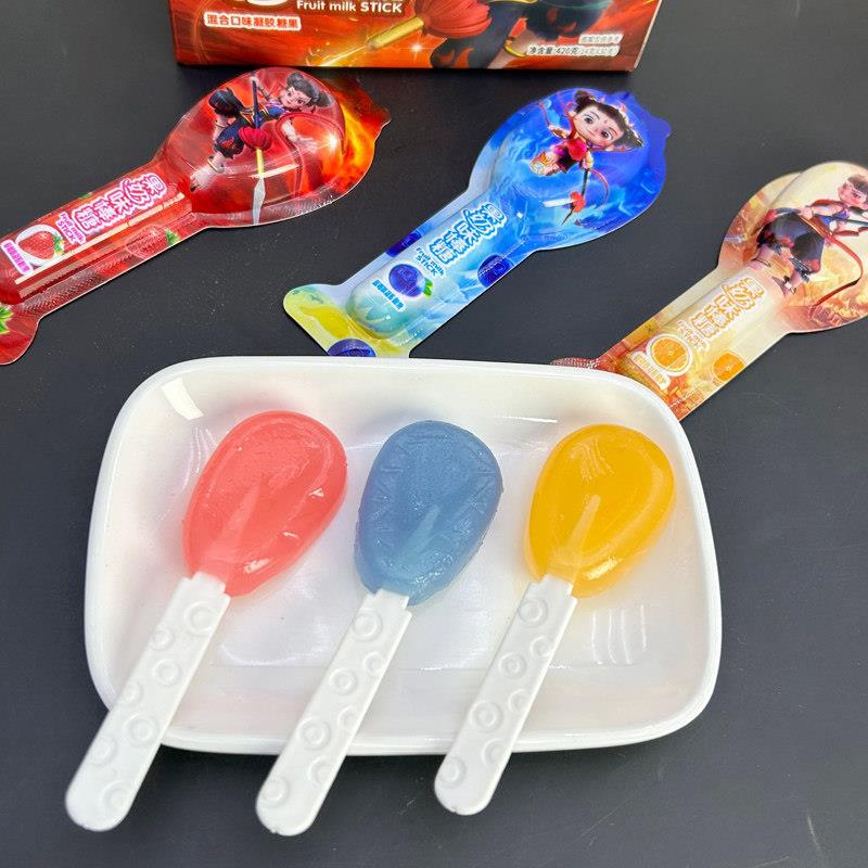 速发现货网红爆款儿童哪咤水果奶酪味棒棒糖软糖整箱散装小孩糖果