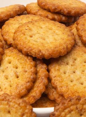 新货ococo罐装小圆饼黑芝麻0蔗糖谷物小饼干海盐虾酱味网红办公室