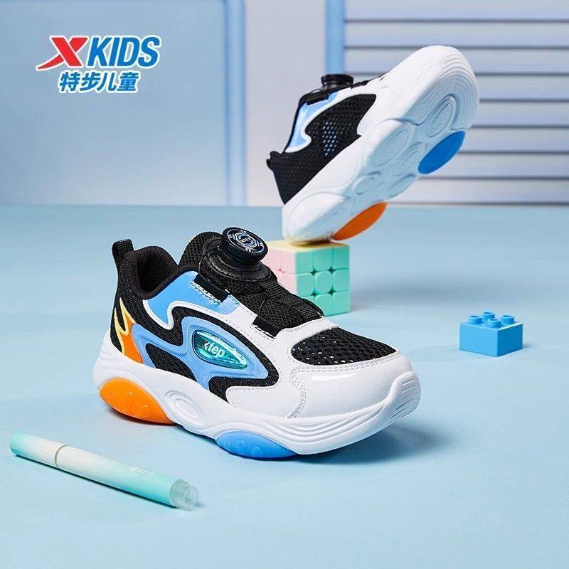 特步童鞋2025春夏男小童旋钮扣跑鞋户外防滑鞋底透气网面休闲鞋子