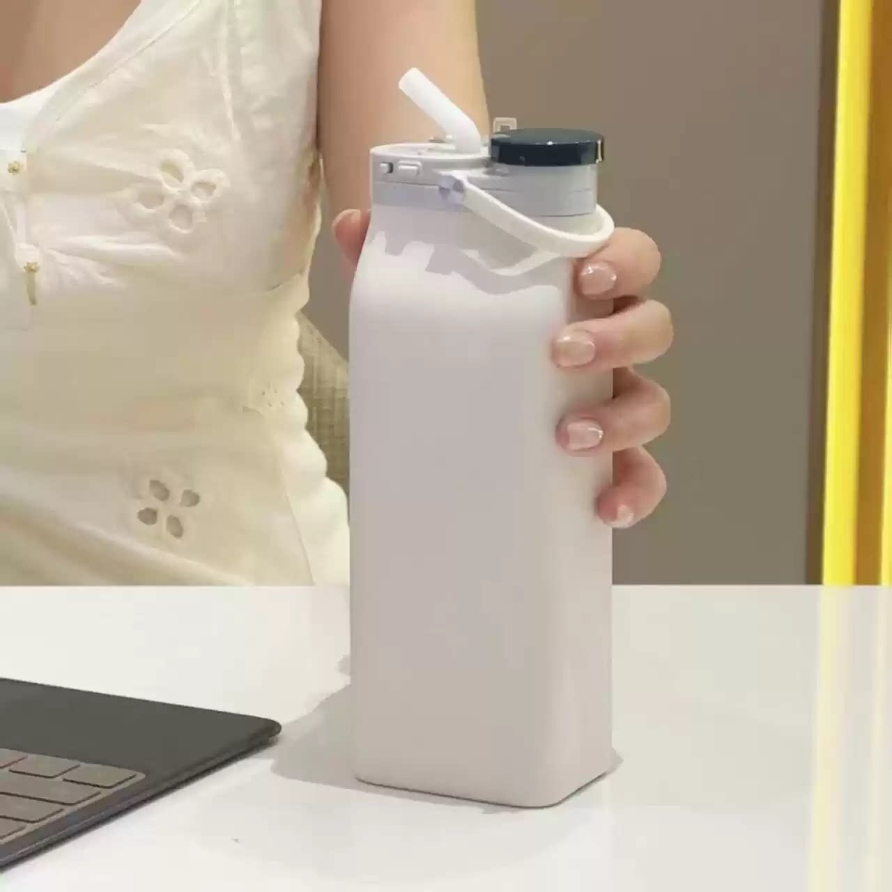 硅胶折叠水杯简约便携式食品级旅行户外运动大容量防摔杯子牛奶瓶