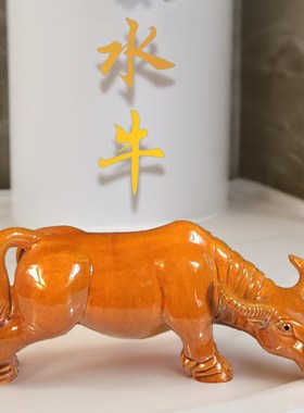 黄色陶瓷牛摆件化解生肖牛家居客厅装低头喝水牛正北卫生间工艺品