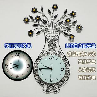 现代简约大气个性 免打孔时钟挂钟客厅家用时尚 创意夜光静音钟表