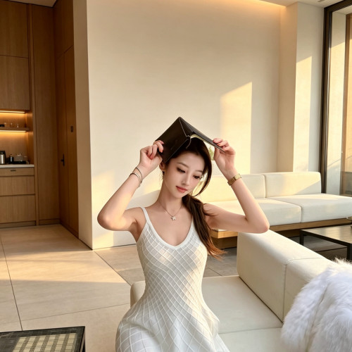 秋上新少女轮廓小巴菱格纹简约显瘦百搭气质v领吊带连衣裙