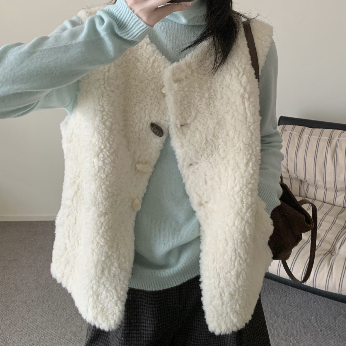 MUUTIS牧缇-冬上新简约时尚无袖口袋圆领仿皮毛一体马甲tp86801