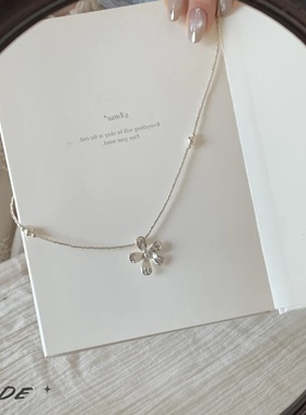 auQDE时尚简约幸运花瓣项链