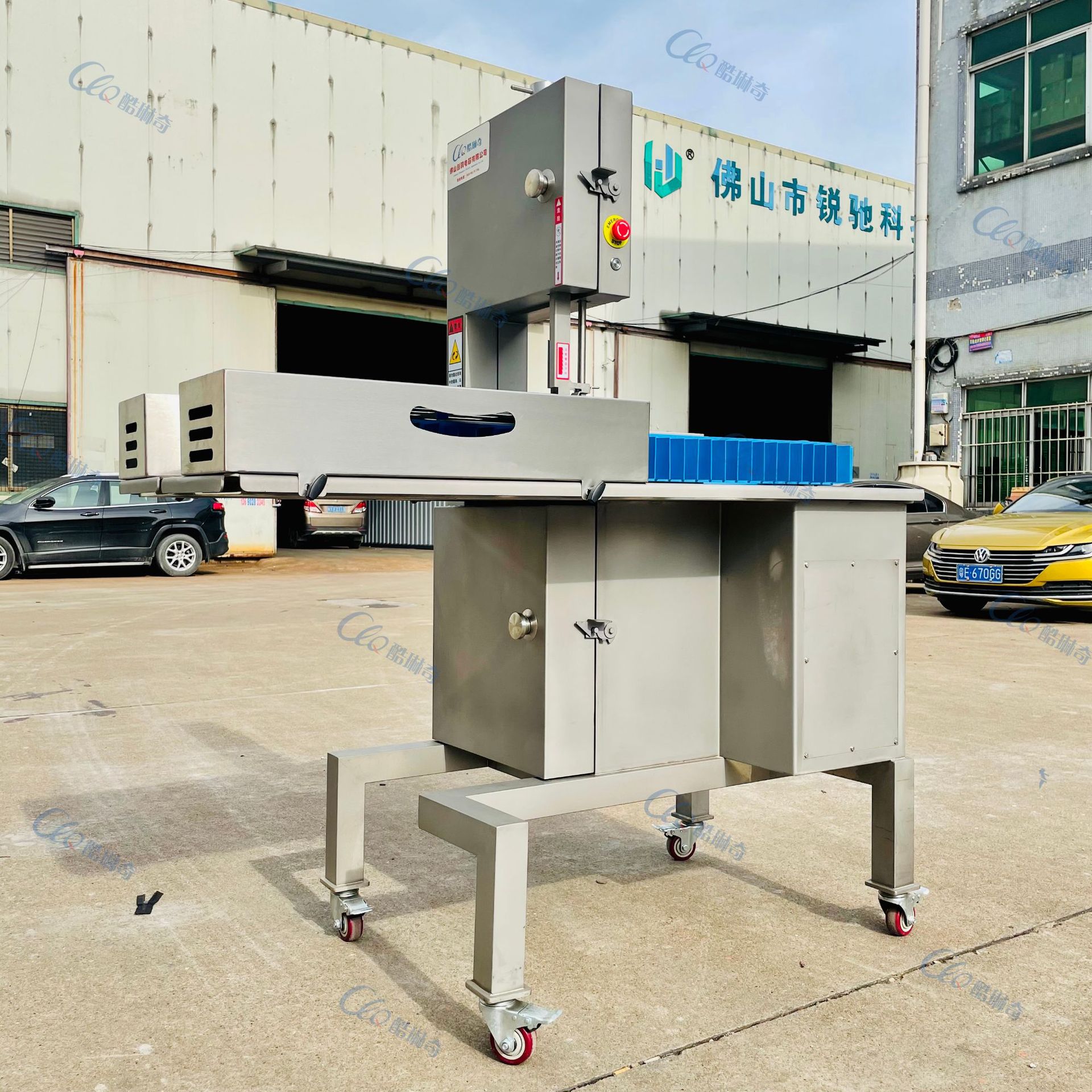 酷琳奇牌屠宰场新鲜猪蹄猪手劈半机 不锈钢猪蹄羊蹄牛蹄切半机