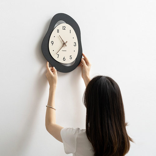 WOZOOM屋准免打孔2024新款网红钟表客厅挂钟简约复古大气时钟挂墙