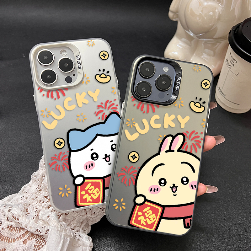 iPhone15卡通适用12ProMax新年乌萨奇小八16plus可爱彩银iQOOneo10手机壳硬苹果14情侣VIVOX200小米13荣耀300