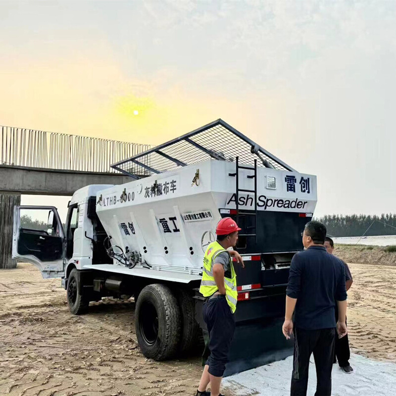 撒灰车厂家 自走式8方灰料撒布机 自动铺灰机 方便转弯灵活