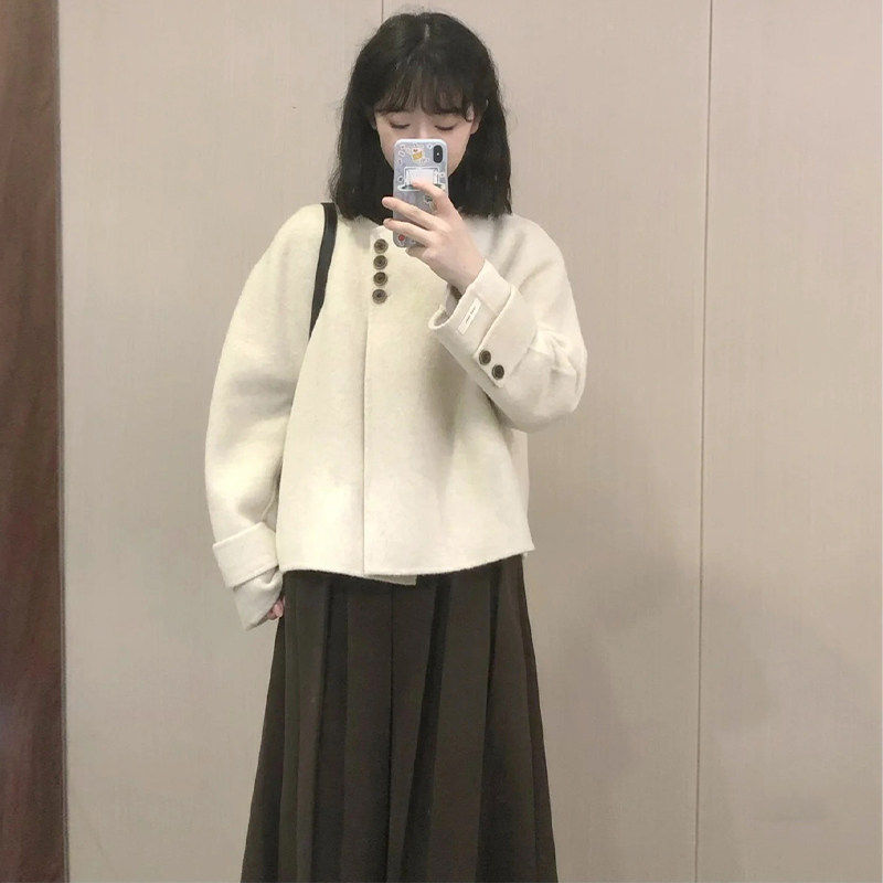 高级设计感米白色短款毛