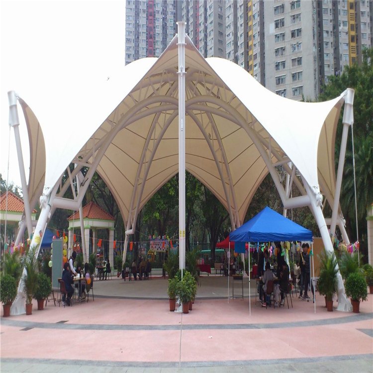 承建商业休息雨棚张拉膜结构厂家现场施工锚索膜棚遮阳小品钢构