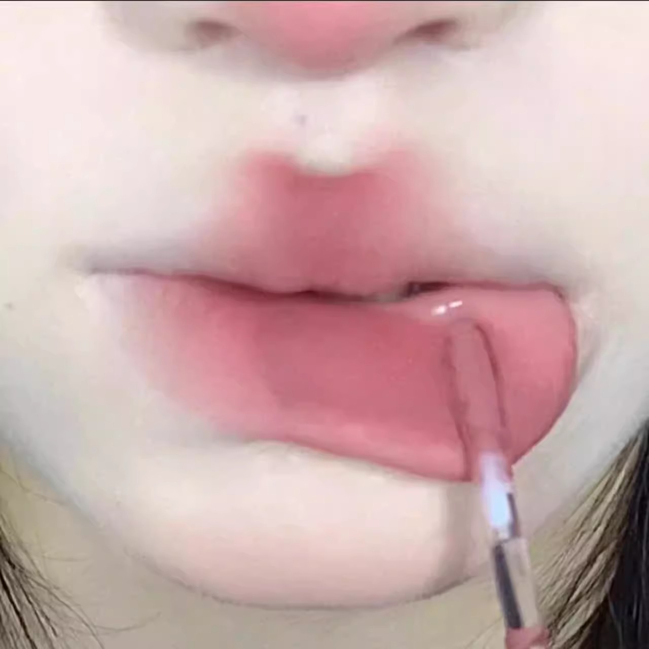 低饱和柔焦雾光唇釉自然素颜显白