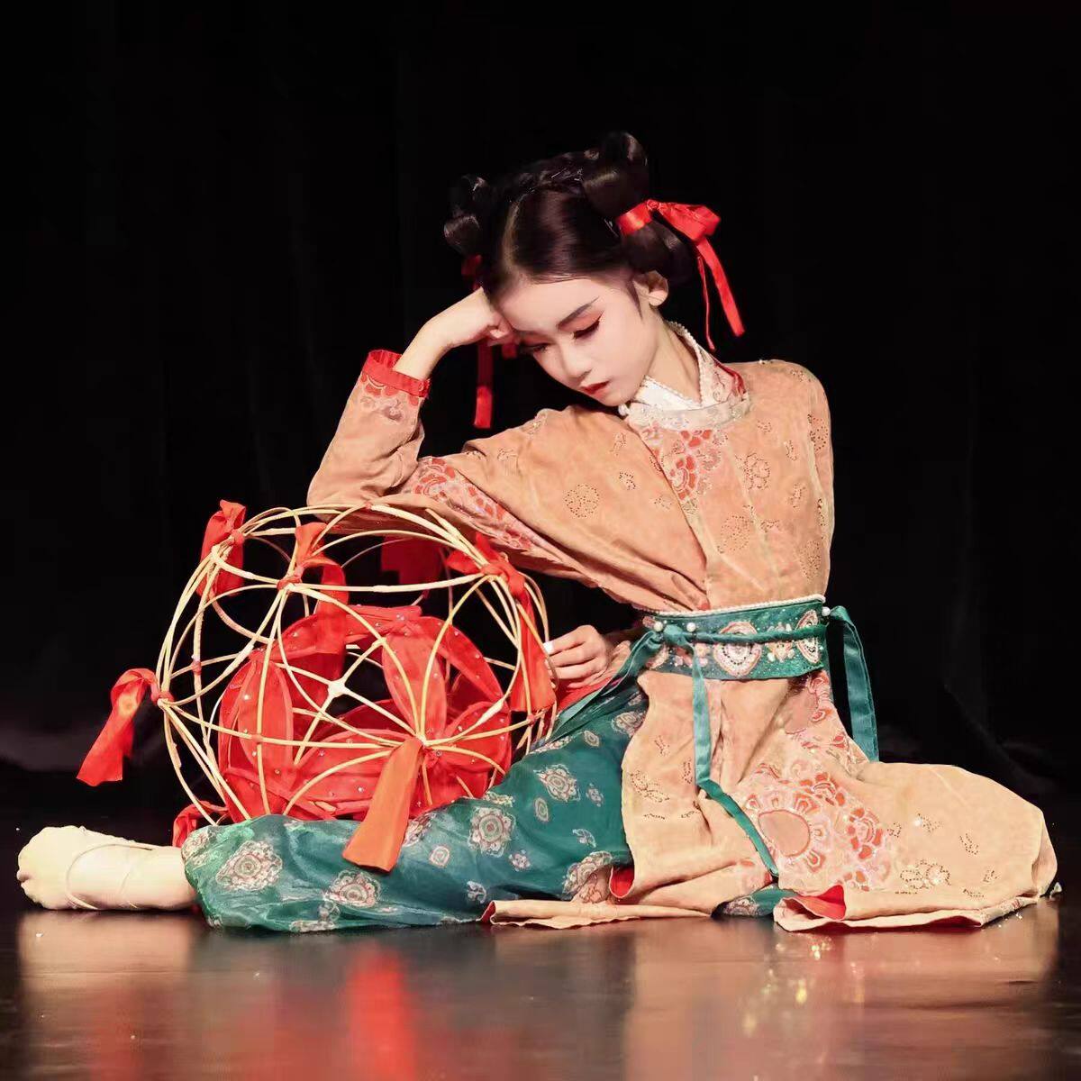 毕业季古典舞滚灯演出服女童中国风襦裙套装儿童古典舞蹈服表演服