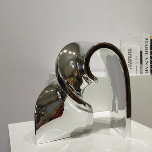 现代极简创意扭曲条形艺术树脂摆件样板间酒店客厅桌面软装 饰品