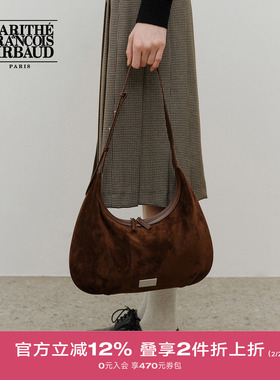 MARITHE经典LOGO仿麂皮腋下包 潮流时尚单肩包可调节肩带25年秋冬