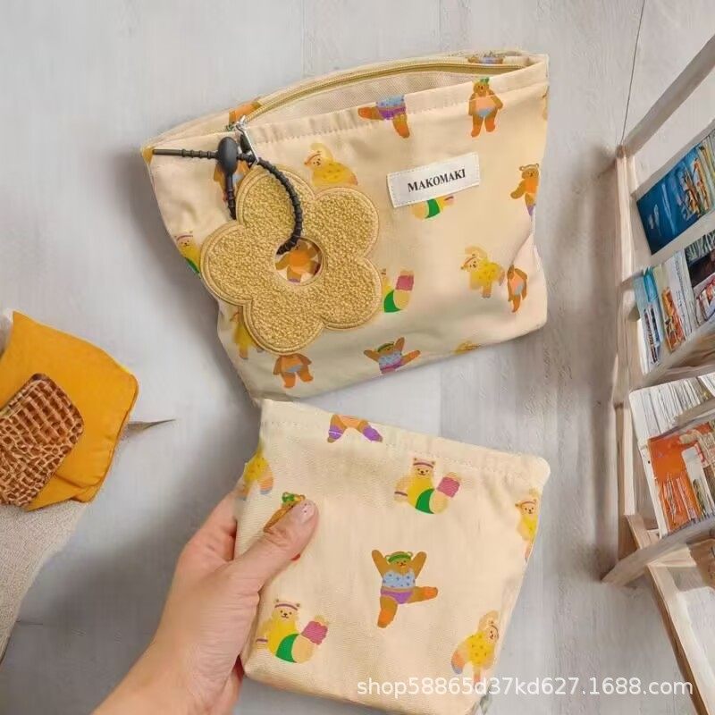早春可爱小熊帆布化妆包女日系ins简约便携式大容量护肤品收纳包