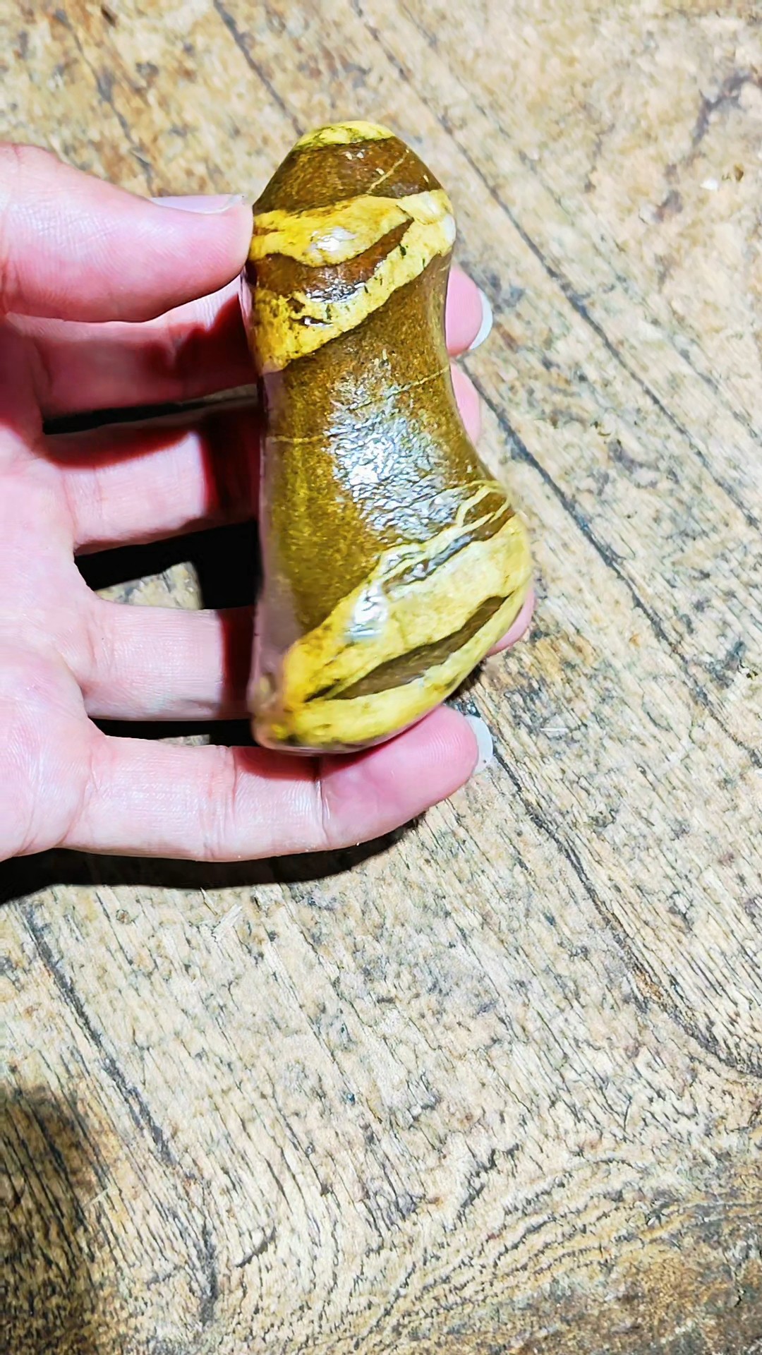 天然奇石，造型独特，表面光滑，成色几乎全新，保存很好。