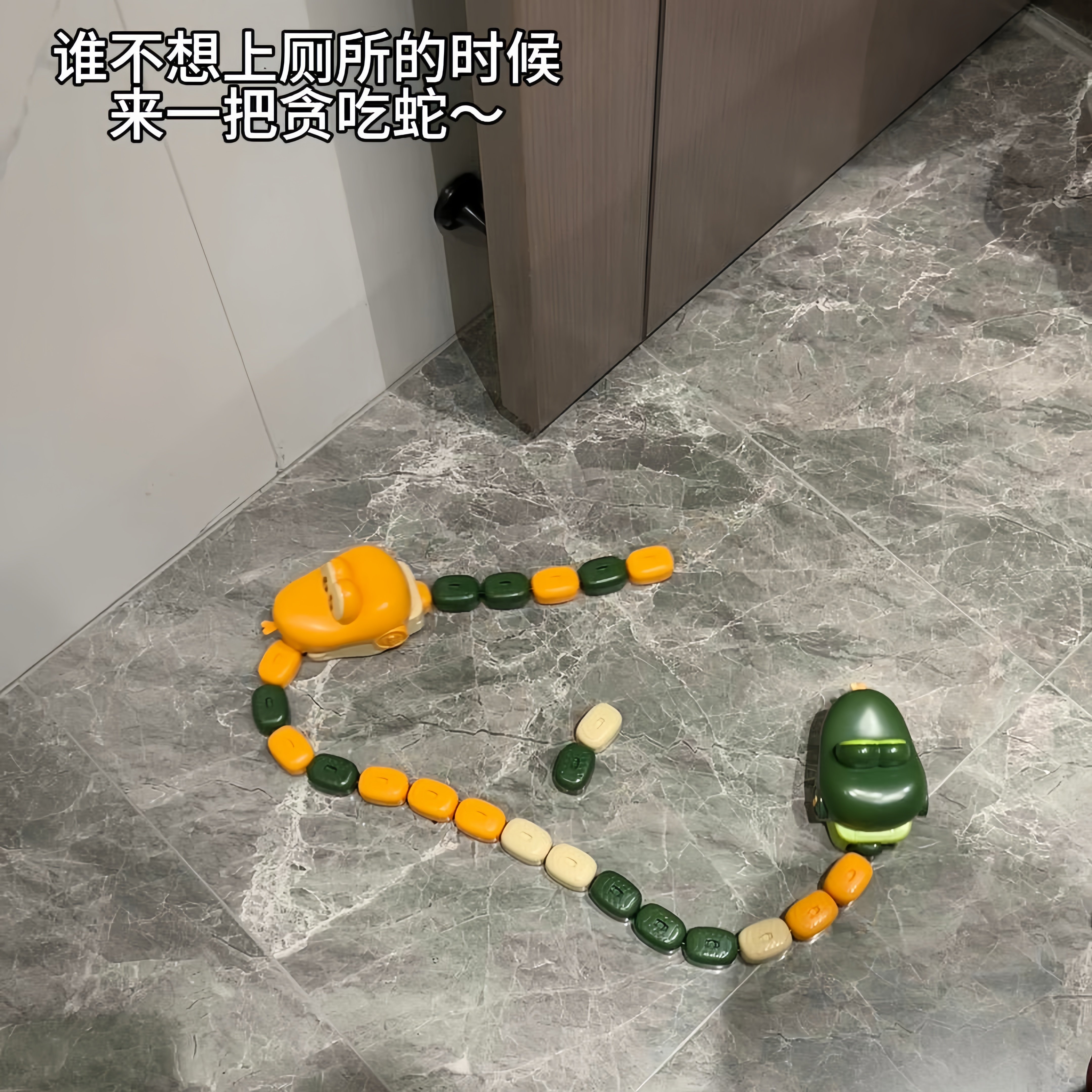 现实版磁力吞吃蛇遥控汽车玩具男孩儿童双人贪吃拼豆大作战游戏机