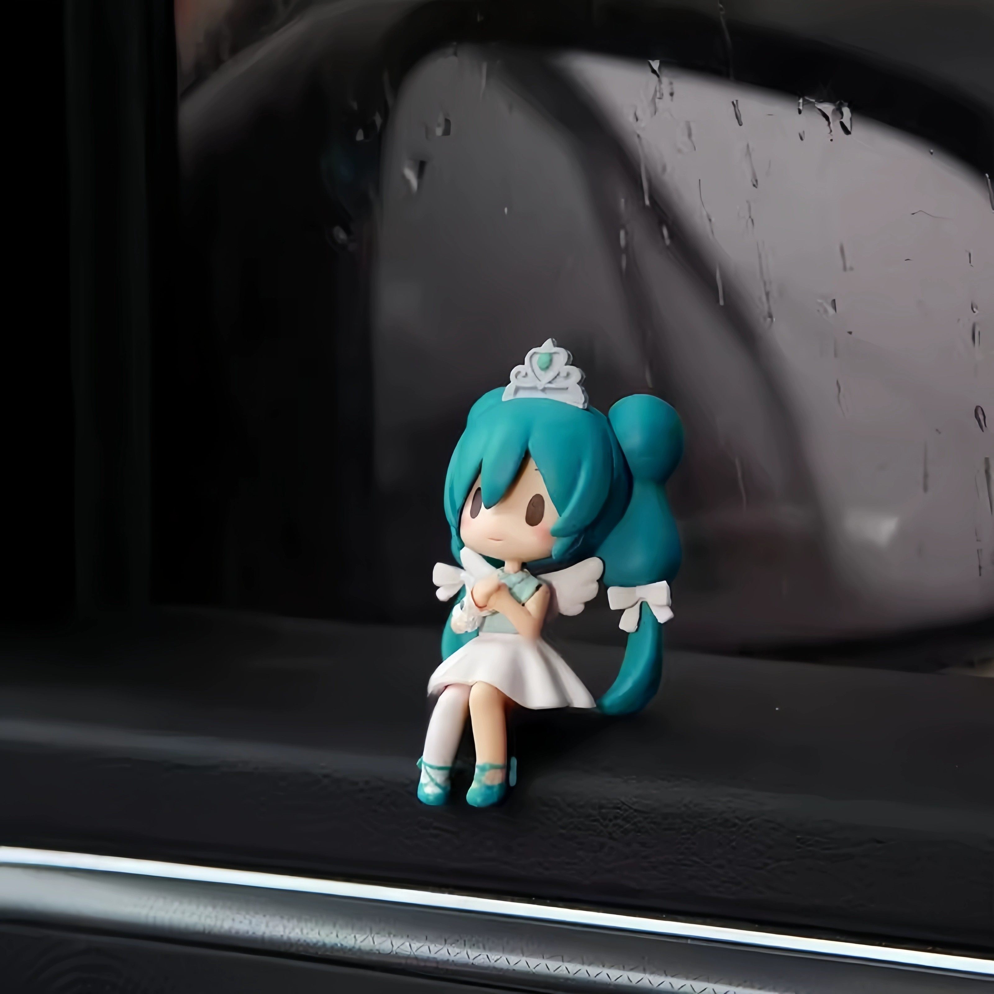 初音未来车载摆件装饰坐姿动漫手办公仔模型中控趴趴摆件新车礼物图片