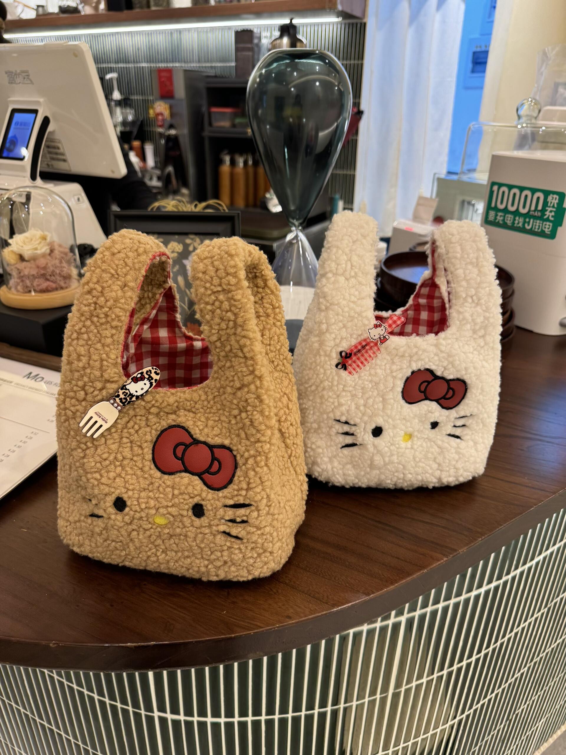 秋冬新款可爱猫咪毛绒包包女日常通勤kt手腕包上班杂物手提包学生