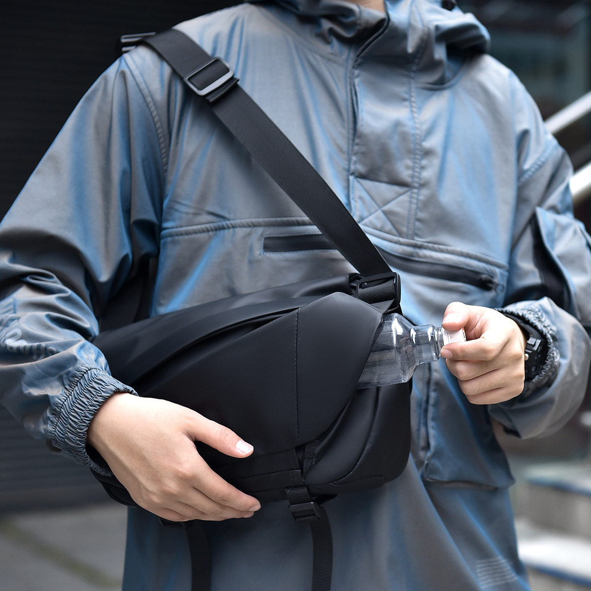 斜挎包男士胸包韩版高级感商务通勤背包女双肩旅游轻便防泼水休闲