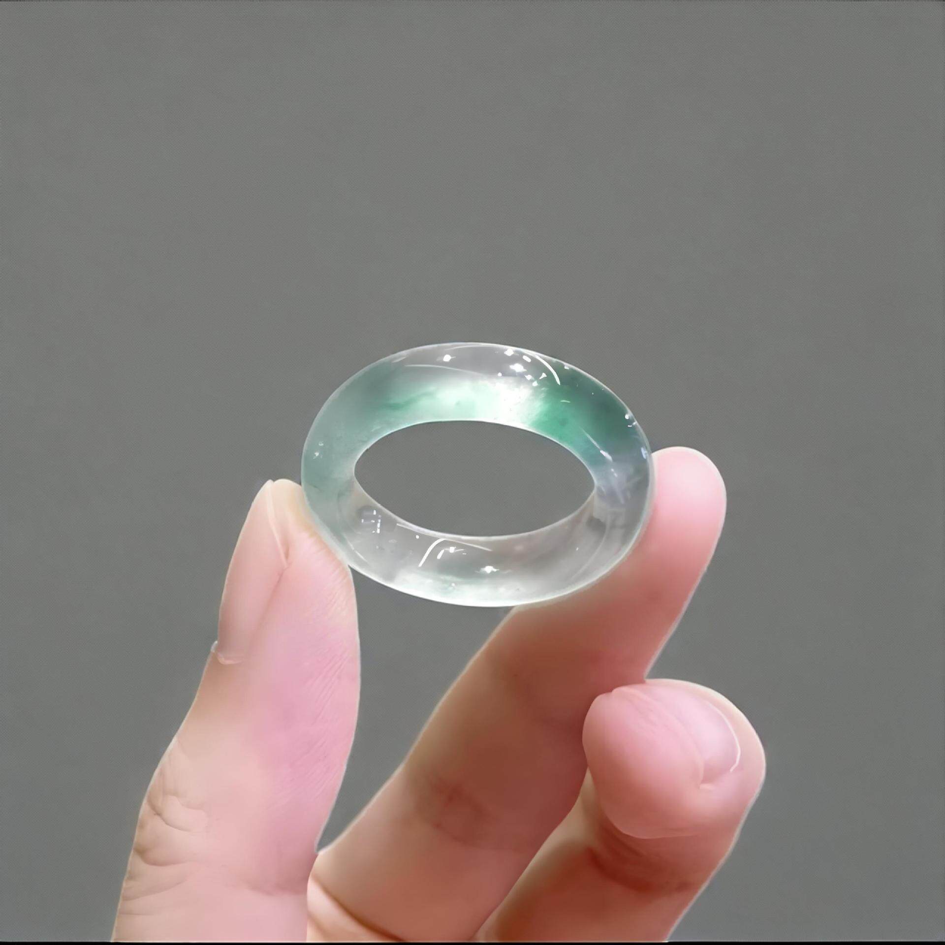 天然翡翠玉戒指女款独龙玉A货高冰种绿飘花玉戒素圈指环正宗尾戒