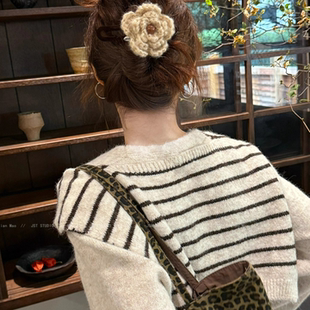 温柔气质秋冬毛绒花朵鸭嘴夹发夹女2025新款高级感后脑子一字抓夹