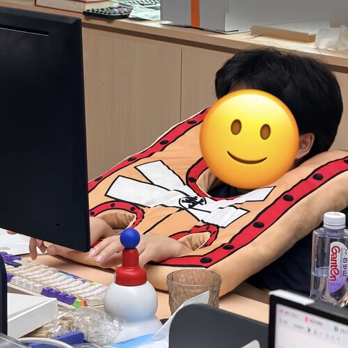 枷锁抱枕古代囚徒靠枕打工人礼物