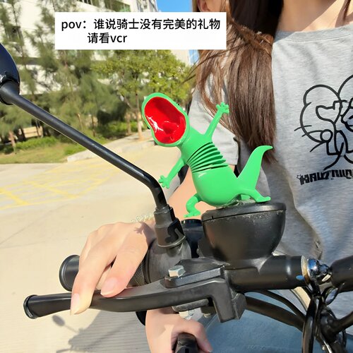 笑了一路！疯狂摇摆尖叫弹簧蜥蜴电动车摩托车摆件抽象搞笑摇摇乐