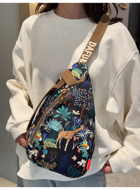 运动斜挎帆布包骑行胸包女小众设计印花多口袋轻便单肩包小挎包潮