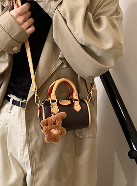 爆款超火精致mini圆筒小包女2025新款高级感轻奢小众斜挎小枕头包