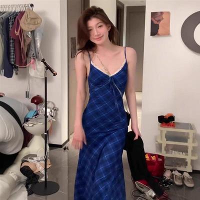 蓝色格纹v领吊带连衣裙女夏季度假气质包臀裙露背收腰显瘦长裙子