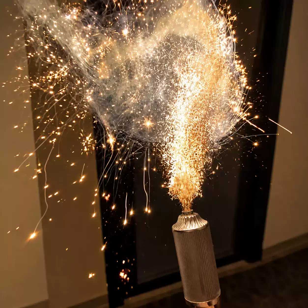 手持烟花棒炫酷电子喷枪元旦新年