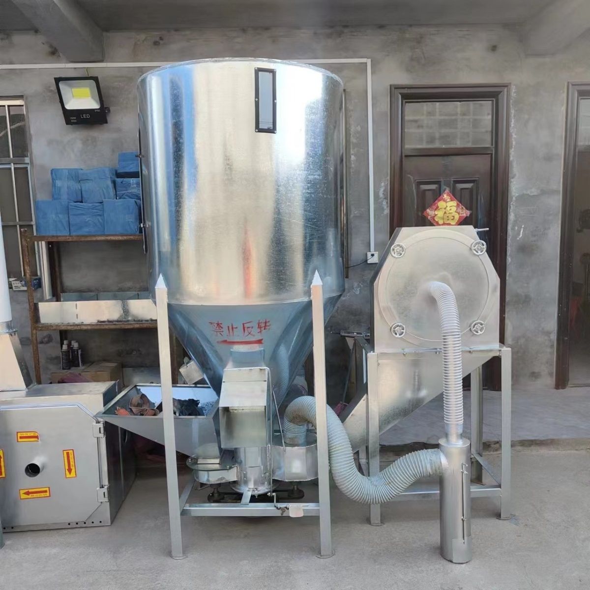 立式猪用饲料粉碎搅拌无