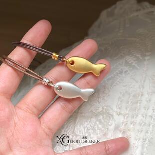 新中式金色磨砂小鱼皮质棕绳项链秋冬清冷感可爱百搭气质长毛衣链