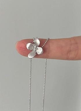 银色不规则拉丝花朵项链