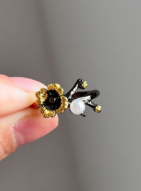 复古黑金色花朵仿珍珠戒指设计感